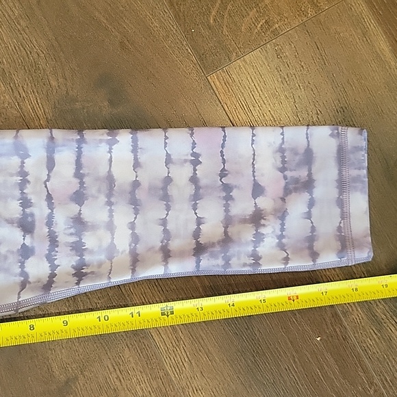 Athleta Elation Printed Capri Leggings xdPurple Gray Tie-Dye Stripe Slit… - Picture 9 of 12